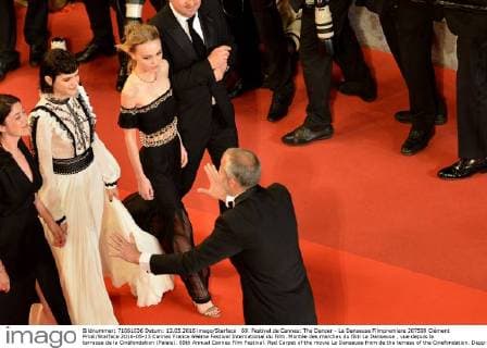 69. Festival de Cannes: The Dancer - La Danseuse Filmpremiere 207599 Clément Prioli Starface 2016-05-13 Cannes France 69ème Festival International du Film. Montée des marches du film La Danseuse , vue depuis la terrasse de la Cinéfondation (Palais). 69th Annual Cannes Film Festival. Red Carpet of the movie La Danseuse from de the terrass of the Cinefondation. Depp-Paradis, Lily Rose; Sokolinski, Stéphanie ( SoKo )  Copyright: xClémentxPriolix STAR_207599_006