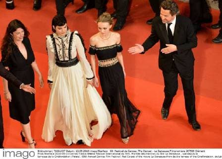 69. Festival de Cannes: The Dancer - La Danseuse Filmpremiere 207599 Clément Prioli Starface 2016-05-13 Cannes France 69ème Festival International du Film. Montée des marches du film La Danseuse , vue depuis la terrasse de la Cinéfondation (Palais). 69th Annual Cannes Film Festival. Red Carpet of the movie La Danseuse from de the terrass of the Cinefondation. de Lencquesaing, Louis-Do; Depp-Paradis, Lily Rose; Sokolinski, Stéphanie ( SoKo )  Copyright: xClémentxPriolix STAR_207599_007