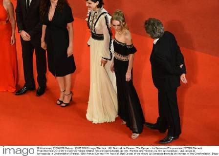 69. Festival de Cannes: The Dancer - La Danseuse Filmpremiere 207599 Clément Prioli Starface 2016-05-13 Cannes France 69ème Festival International du Film. Montée des marches du film La Danseuse , vue depuis la terrasse de la Cinéfondation (Palais). 69th Annual Cannes Film Festival. Red Carpet of the movie La Danseuse from de the terrass of the Cinefondation. Depp-Paradis, Lily Rose; Sokolinski, Stéphanie ( SoKo )  Copyright: xClémentxPriolix STAR_207599_009