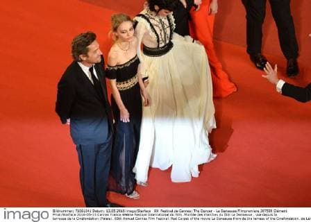 69. Festival de Cannes: The Dancer - La Danseuse Filmpremiere 207599 Clément Prioli Starface 2016-05-13 Cannes France 69ème Festival International du Film. Montée des marches du film La Danseuse , vue depuis la terrasse de la Cinéfondation (Palais). 69th Annual Cannes Film Festival. Red Carpet of the movie La Danseuse from de the terrass of the Cinefondation. de Lencquesaing, Louis-Do; Depp-Paradis, Lily Rose; Sokolinski, Stéphanie ( SoKo )  Copyright: xClémentxPriolix STAR_207599_010