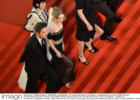 69. Festival de Cannes: The Dancer - La Danseuse Filmpremiere 207599 Clément Prioli Starface 2016-05-13 Cannes France 69ème Festival International du Film. Montée des marches du film La Danseuse , vue depuis la terrasse de la Cinéfondation (Palais). 69th Annual Cannes Film Festival. Red Carpet of the movie La Danseuse from de the terrass of the Cinefondation. de Lencquesaing, Louis-Do; Depp-Paradis, Lily Rose; Sokolinski, Stéphanie ( SoKo )  Copyright: xClémentxPriolix STAR_207599_011
