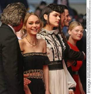 69. Festival de Cannes: I, Daniel Blake Filmpremiere (From L to R) Louis-Do de Lencquesaing, Lily-Rose Depp, Soko, Stephanie Di Giusto, Gaspar Ulliel and Melanie Thierry arrive on the red carpet before the screening of the film I, Daniel Blake at the 69th annual Cannes International Film Festival in Cannes, France on May 13, 2016.  CAN20160513841 DAVIDxSILPA