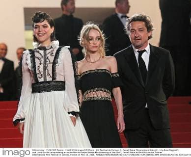 69. Festival de Cannes: I, Daniel Blake Filmpremiere Soko (L), Lily-Rose Depp (C) and Louis-Do de Lencquesaing arrive on the red carpet before the screening of the film I, Daniel Blake at the 69th annual Cannes International Film Festival in Cannes, France on May 13, 2016.  CAN20160513846 DAVIDxSILPA
