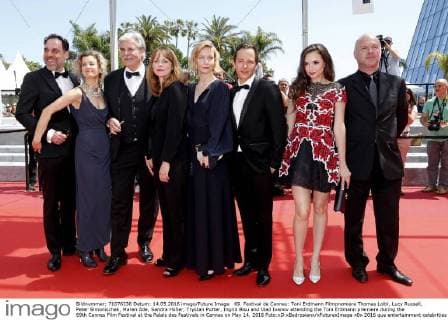 69. Festival de Cannes: Toni Erdmann Filmpremiere Thomas Loibl, Lucy Russell, Peter Simonischek, Maren Ade, Sandra Hüller, Trystan Putter, Ingrid Bisu and Vlad Ivanov attending the Toni Erdmann premiere during the 69th Cannes Film Festival at the Palais des Festivals in Cannes on May 14, 2016 Foto:xD.xBedrosianx xFuturexImage