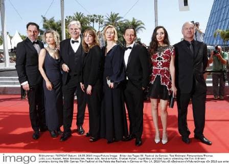 Bilder des Tages 69. Festival de Cannes: Toni Erdmann Filmpremiere Thomas Loibl, Lucy Russell, Peter Simonischek, Maren Ade, Sandra Hüller, Trystan Putter, Ingrid Bisu and Vlad Ivanov attending the Toni Erdmann premiere during the 69th Cannes Film Festival at the Palais des Festivals in Cannes on May 14, 2016 Foto:xD.xBedrosianx xFuturexImage