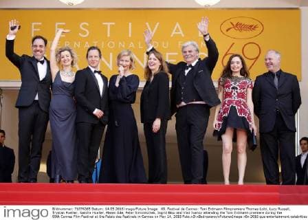 69. Festival de Cannes: Toni Erdmann Filmpremiere Thomas Loibl, Lucy Russell, Trystan Puetter, Sandra Hueller, Maren Ade, Peter Simonischek, Ingrid Bisu and Vlad Ivanov attending the Toni Erdmann premiere during the 69th Cannes Film Festival at the Palais des Festivals in Cannes on May 14, 2016 Foto:xD.xBedrosianx xFuturexImage