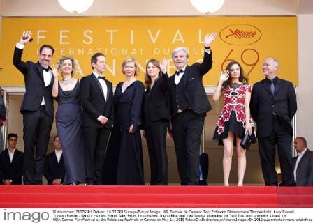 69. Festival de Cannes: Toni Erdmann Filmpremiere Thomas Loibl, Lucy Russell, Trystan Puetter, Sandra Hueller, Maren Ade, Peter Simonischek, Ingrid Bisu and Vlad Ivanov attending the Toni Erdmann premiere during the 69th Cannes Film Festival at the Palais des Festivals in Cannes on May 14, 2016 Foto:xD.xBedrosianx xFuturexImage