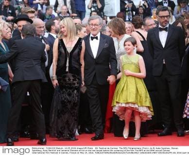 69. Festival de Cannes: The BFG Filmpremiere (From L to R) Kate Capshaw, Steven Spielberg, Ruby Barnhill and Jemaine Clement arrive on the red carpet before the screening of the film The BFG at the 69th annual Cannes International Film Festival in Cannes, France on May 14, 2016.  CAN20160514807 DAVIDxSILPA