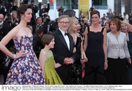 69. Festival de Cannes: The BFG Filmpremiere (From L to R) Rebecca Hall, Ruby Barnhill, Steven Spielberg, Kate Capshaw, Jemaine Clement, Kristie Macosko and Penelope Wilton arrive on the red carpet before the screening of the film The BFG at the 69th annual Cannes International Film Festival in Cannes, France on May 14, 2016.  CAN20160514812 DAVIDxSILPA