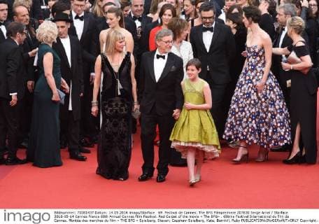 69. Festival de Cannes: The BFG Filmpremiere 207630 Serge Arnal Starface 2016-05-14 Cannes France 69th Annual Cannes Film Festival. Red Carpet of the movie « The BFG» . 69ème Festival International du film de Cannes. Montée des marches du film « THE BFG » Spielberg, Steven; Capshaw-Spielberg, Kate; Barnhill, Ruby  Copyright: xSergexArnalx xStarfacex STAR_207630_028