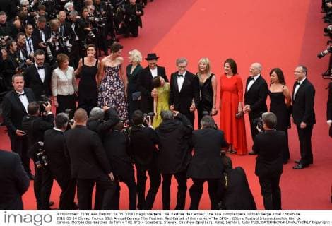 69. Festival de Cannes: The BFG Filmpremiere 207630 Serge Arnal Starface 2016-05-14 Cannes France 69th Annual Cannes Film Festival. Red Carpet of the movie « The BFG» . 69ème Festival International du film de Cannes. Montée des marches du film « THE BFG » Spielberg, Steven; Capshaw-Spielberg, Kate; Barnhill, Ruby  Copyright: xSergexArnalx xStarfacex STAR_207630_034