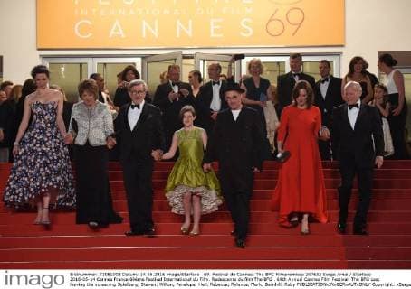 69. Festival de Cannes: The BFG Filmpremiere 207633 Serge Arnal Starface 2016-05-14 Cannes France 69ème Festival International du Film. Redescente du film The BFG . 69th Annual Cannes Film Festival. The BFG cast leaving the screening Spielberg, Steven; Wilton, Penelope; Hall, Rebecca; Rylance, Mark; Barnhill, Ruby  Copyright: xSergexArnalx xStarfacex STAR_207633_001