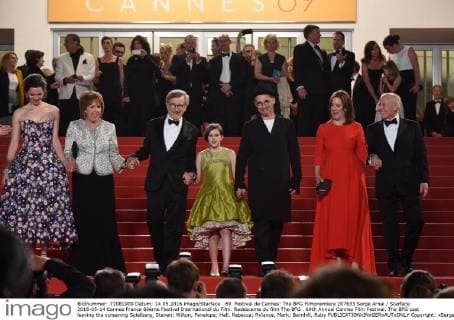 69. Festival de Cannes: The BFG Filmpremiere 207633 Serge Arnal Starface 2016-05-14 Cannes France 69ème Festival International du Film. Redescente du film The BFG . 69th Annual Cannes Film Festival. The BFG cast leaving the screening Spielberg, Steven; Wilton, Penelope; Hall, Rebecca; Rylance, Mark; Barnhill, Ruby  Copyright: xSergexArnalx xStarfacex STAR_207633_002