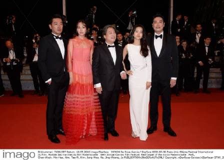 207634 De Rosa-Garcia Starface 0000-00-00 Etats-Unis 69ème Festival International du Film. Montée des marches du film Mademoiselle . 69th Annual Cannes Film Festival. Red Carpet of the movie Mademoiselle . Park, Chan-Wook; Min-Hee, Kim; Tae-Ri, Kim; Jung-Woo, Ha; Jing-Woong, Jo  Copyright: xDexRosa-Garciax xStarfacex STAR_207634_007
