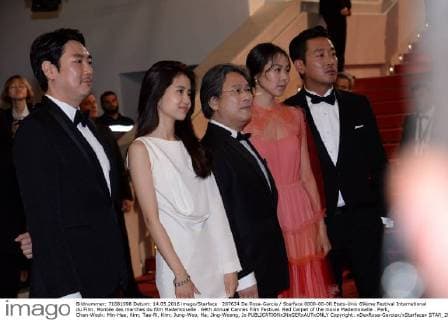 207634 De Rosa-Garcia Starface 0000-00-00 Etats-Unis 69ème Festival International du Film. Montée des marches du film Mademoiselle . 69th Annual Cannes Film Festival. Red Carpet of the movie Mademoiselle . Park, Chan-Wook; Min-Hee, Kim; Tae-Ri, Kim; Jung-Woo, Ha; Jing-Woong, Jo  Copyright: xDexRosa-Garciax xStarfacex STAR_207634_008