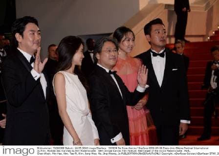 207634 De Rosa-Garcia Starface 0000-00-00 Etats-Unis 69ème Festival International du Film. Montée des marches du film Mademoiselle . 69th Annual Cannes Film Festival. Red Carpet of the movie Mademoiselle . Park, Chan-Wook; Min-Hee, Kim; Tae-Ri, Kim; Jung-Woo, Ha; Jing-Woong, Jo  Copyright: xDexRosa-Garciax xStarfacex STAR_207634_009