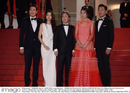 207634 De Rosa-Garcia Starface 0000-00-00 Etats-Unis 69ème Festival International du Film. Montée des marches du film Mademoiselle . 69th Annual Cannes Film Festival. Red Carpet of the movie Mademoiselle . Park, Chan-Wook; Min-Hee, Kim; Tae-Ri, Kim; Jung-Woo, Ha; Jing-Woong, Jo  Copyright: xDexRosa-Garciax xStarfacex STAR_207634_010