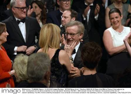 207632 Serge Arnal Starface 0000-00-00 Etats-Unis 69ème Festival International du Film. Atmosphere à la fin de la projection du film de Steven Spielberg The BFG . 69th Annual Cannes Film Festival. Atmosphere at the end of Steven Spielberg The BFG movie screening EXCLUSIVE nous contacter avant toute utilisation web Spielberg, Steven; Capshaw-Spielberg, Kate  Copyright: xSergexArnalx xStarfacex STAR_207632_005