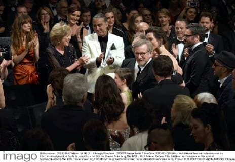 207632 Serge Arnal Starface 0000-00-00 Etats-Unis 69ème Festival International du Film. Atmosphere à la fin de la projection du film de Steven Spielberg The BFG . 69th Annual Cannes Film Festival. Atmosphere at the end of Steven Spielberg The BFG movie screening EXCLUSIVE nous contacter avant toute utilisation web Spielberg, Steven  Copyright: xSergexArnalx xStarfacex STAR_207632_010