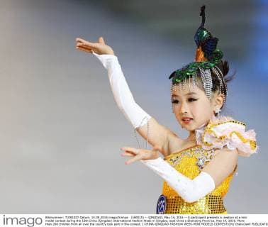 (160515) -- QINGDAO, May 14, 2016 -- A participant presents a creation at a mini model contest during the 16th China (Qingdao) International Fashion Week in Qingdao, east China s Shandong Province, May 14, 2016. More than 200 children from all over the country took part in the contest. ) CHINA-QINGDAO-FASHION WEEK-MINI MODELS CONTEST(CN) ChenxJianli 