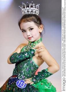 (160515) -- QINGDAO, May 14, 2016 -- A participant presents a creation at a mini model contest during the 16th China (Qingdao) International Fashion Week in Qingdao, east China s Shandong Province, May 14, 2016. More than 200 children from all over the country took part in the contest. ) CHINA-QINGDAO-FASHION WEEK-MINI MODELS CONTEST(CN) ChenxJianli 