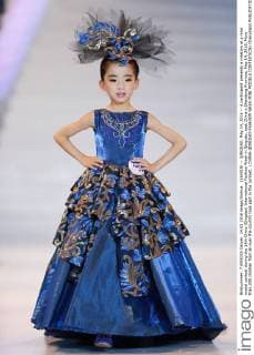 (160515) -- QINGDAO, May 14, 2016 -- A participant presents a creation at a mini model contest during the 16th China (Qingdao) International Fashion Week in Qingdao, east China s Shandong Province, May 14, 2016. More than 200 children from all over the country took part in the contest. ) CHINA-QINGDAO-FASHION WEEK-MINI MODELS CONTEST(CN) ChenxJianli 