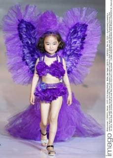 Bilder des Tages (160515) -- QINGDAO, May 14, 2016 -- A participant presents a creation at a mini model contest during the 16th China (Qingdao) International Fashion Week in Qingdao, east China s Shandong Province, May 14, 2016. More than 200 children from all over the country took part in the contest. ) CHINA-QINGDAO-FASHION WEEK-MINI MODELS CONTEST(CN) ChenxJianli 