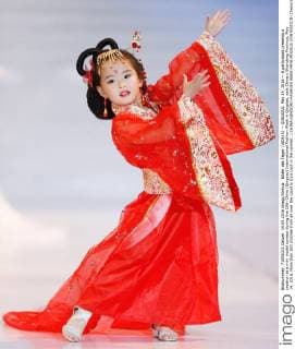 Bilder des Tages (160515) -- QINGDAO, May 14, 2016 -- A participant presents a creation at a mini model contest during the 16th China (Qingdao) International Fashion Week in Qingdao, east China s Shandong Province, May 14, 2016. More than 200 children from all over the country took part in the contest. ) CHINA-QINGDAO-FASHION WEEK-MINI MODELS CONTEST(CN) ChenxJianli 
