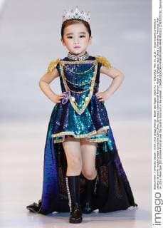 Bilder des Tages (160515) -- QINGDAO, May 14, 2016 -- A participant presents a creation at a mini model contest during the 16th China (Qingdao) International Fashion Week in Qingdao, east China s Shandong Province, May 14, 2016. More than 200 children from all over the country took part in the contest. ) CHINA-QINGDAO-FASHION WEEK-MINI MODELS CONTEST(CN) ChenxJianli 