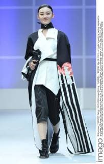 (160515) -- BEIJING, May 15, 2016 -- A model presents a creation designed by graduates of Sichuan Normal University during the China Graduate Fashion Week in Beijing, capital of China, May 15, 2016. ) (mp) CHINA-BEIJING-FASHION SHOW (CN) ChenxJianli 
