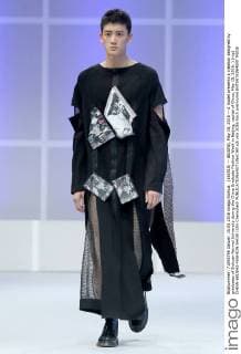 (160515) -- BEIJING, May 15, 2016 -- A model presents a creation designed by graduates of Sichuan Normal University during the China Graduate Fashion Week in Beijing, capital of China, May 15, 2016. ) (mp) CHINA-BEIJING-FASHION SHOW (CN) ChenxJianli 