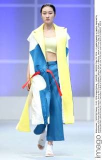 (160515) -- BEIJING, May 15, 2016 -- A model presents a creation designed by graduates of Sichuan Normal University during the China Graduate Fashion Week in Beijing, capital of China, May 15, 2016. ) (mp) CHINA-BEIJING-FASHION SHOW (CN) ChenxJianli 