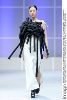 (160515) -- BEIJING, May 15, 2016 -- A model presents a creation designed by graduates of Sichuan Normal University during the China Graduate Fashion Week in Beijing, capital of China, May 15, 2016. ) (mp) CHINA-BEIJING-FASHION SHOW (CN) ChenxJianli 