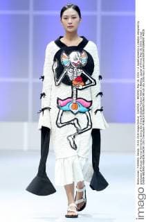 (160515) -- BEIJING, May 15, 2016 -- A model presents a creation designed by graduates of Sichuan Normal University during the China Graduate Fashion Week in Beijing, capital of China, May 15, 2016. ) (mp) CHINA-BEIJING-FASHION SHOW (CN) ChenxJianli 