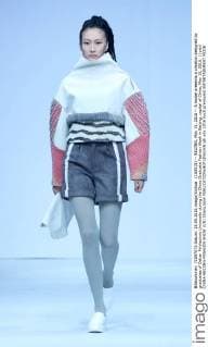 (160515) -- BEIJING, May 15, 2016 -- A model presents a creation designed by graduates of Dalian Polytechnic University during the China Graduate Fashion Week in Beijing, capital of China, May 15, 2016. ) (yxb) CHINA-BEIJING-FASHION SHOW (CN) ChenxJianli 