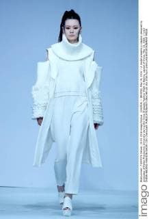 (160515) -- BEIJING, May 15, 2016 -- A model presents a creation designed by graduates of Dalian Polytechnic University during the China Graduate Fashion Week in Beijing, capital of China, May 15, 2016. ) (yxb) CHINA-BEIJING-FASHION SHOW (CN) ChenxJianli 