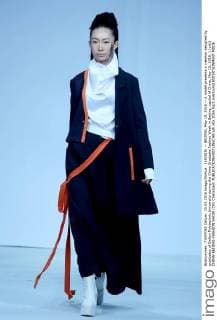 (160515) -- BEIJING, May 15, 2016 -- A model presents a creation designed by graduates of Dalian Polytechnic University during the China Graduate Fashion Week in Beijing, capital of China, May 15, 2016. ) (yxb) CHINA-BEIJING-FASHION SHOW (CN) ChenxJianli 