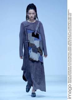 (160515) -- BEIJING, May 15, 2016 -- A model presents a creation designed by graduates of Dalian Polytechnic University during the China Graduate Fashion Week in Beijing, capital of China, May 15, 2016. ) (yxb) CHINA-BEIJING-FASHION SHOW (CN) ChenxJianli 