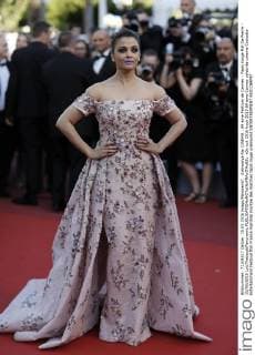 Aishwarya Rai CINEMA : 69 eme Festival de Cannes - Tapis rouge Mal De Pierre - 15 05 2016 LoicThebaud Panoramic 
