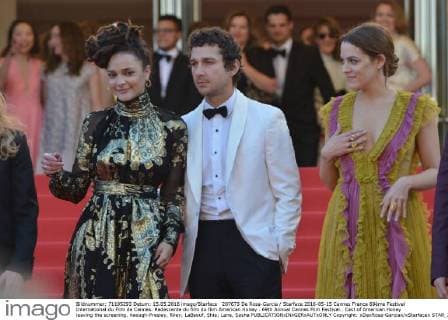 207673 De Rosa-Garcia Starface 2016-05-15 Cannes France 69ème Festival International du Film de Cannes. Redescente du film du film American Honey . 69th Annual Cannes Film Festival.. Cast of American Honey leaving the screening. Keough-Presley, Riley; LaBeouf, Shia; Lane, Sasha  Copyright: xDexRosa-Garciax xStarfacex STAR_207673_004