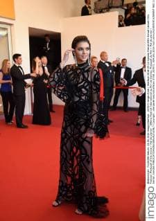 207672 Serge Arnal Starface 2016-05-15 Cannes France 69th Annual Cannes Film Festival. Photocall of the movie « Mal de pierre» . 69ème Festival International du film de Cannes. Photocall du film « Mal de pierres » Jenner, Kendall  Copyright: xSergexArnalx xStarfacex STAR_207672_004