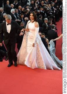 207672 Serge Arnal Starface 2016-05-15 Cannes France 69th Annual Cannes Film Festival. Photocall of the movie « Mal de pierre» . 69ème Festival International du film de Cannes. Photocall du film « Mal de pierres » Kapoor, Sonam  Copyright: xSergexArnalx xStarfacex STAR_207672_022