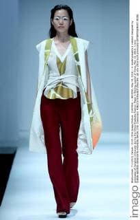 (160516) -- BEIJING, May 15, 2016 -- A model presents a creation designed by graduates of Jianghan University during the China Graduate Fashion Week in Beijing, capital of China, May 15, 2016. ) (wx) CHINA-BEIJING-GRADUATE-FASHION SHOW (CN) ChenxJianli 