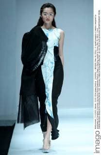 (160516) -- BEIJING, May 15, 2016 -- A model presents a creation designed by graduates of Jianghan University during the China Graduate Fashion Week in Beijing, capital of China, May 15, 2016. ) (wx) CHINA-BEIJING-GRADUATE-FASHION SHOW (CN) ChenxJianli 