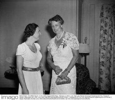 Berühmte Feministinnen, Eleanor Roosevelt February 2, 2016 - U.S. First Lady Eleanor Roosevelt Speaking with Mrs. Thomas E. Dewey, Washington DC, USA, circa 1940 - ZUMAg145
