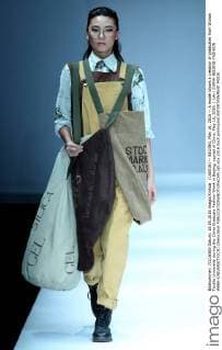 (160516) -- BEIJING, May 16, 2016 -- A model shows a creation of graduates from Wuhan Textile University during the China Graduate Fashion Week in Beijing, capital of China, May 16, 2016. ) (zkr) CHINA-BEIJING-FASHION WEEK-UNIVERSITY(CN) ChenxJianli 