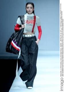 (160516) -- BEIJING, May 16, 2016 -- A model shows a creation of graduates from Wuhan Textile University during the China Graduate Fashion Week in Beijing, capital of China, May 16, 2016. ) (zkr) CHINA-BEIJING-FASHION WEEK-UNIVERSITY(CN) ChenxJianli 