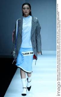 (160516) -- BEIJING, May 16, 2016 -- A model shows a creation of graduates from Wuhan Textile University during the China Graduate Fashion Week in Beijing, capital of China, May 16, 2016. ) (zkr) CHINA-BEIJING-FASHION WEEK-UNIVERSITY(CN) ChenxJianli 