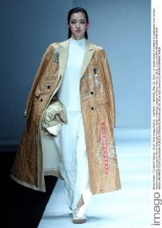 (160516) -- BEIJING, May 16, 2016 -- A model shows a creation of graduates from Wuhan Textile University during the China Graduate Fashion Week in Beijing, capital of China, May 16, 2016. ) (zkr) CHINA-BEIJING-FASHION WEEK-UNIVERSITY(CN) ChenxJianli 
