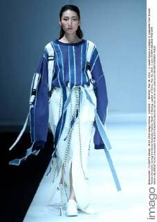 (160516) -- BEIJING, May 16, 2016 -- A model shows a creation of graduates from Wuhan Textile University during the China Graduate Fashion Week in Beijing, capital of China, May 16, 2016. ) (zkr) CHINA-BEIJING-FASHION WEEK-UNIVERSITY(CN) ChenxJianli 